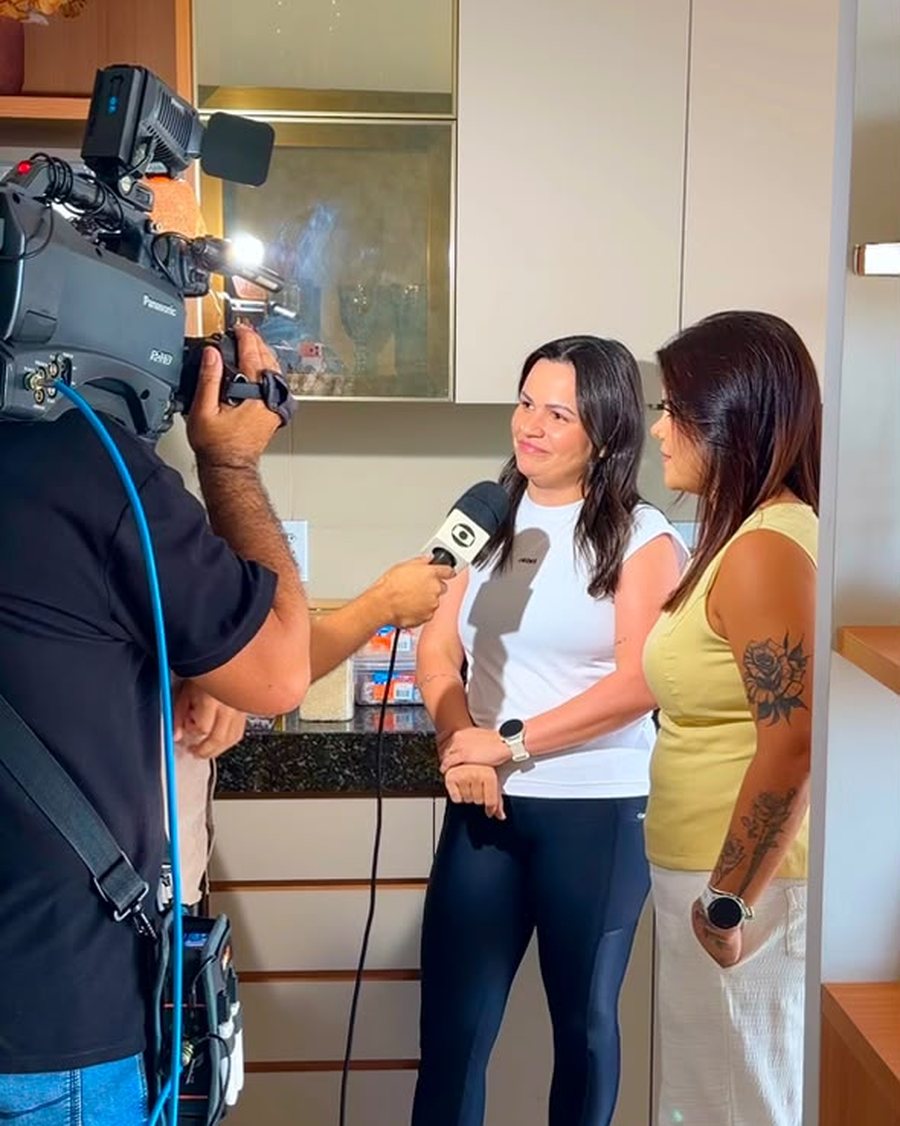 Giorggia Cardoso, nutricionista da Nutrir, durante gravação de entrevista para a televisão em uma cozinha