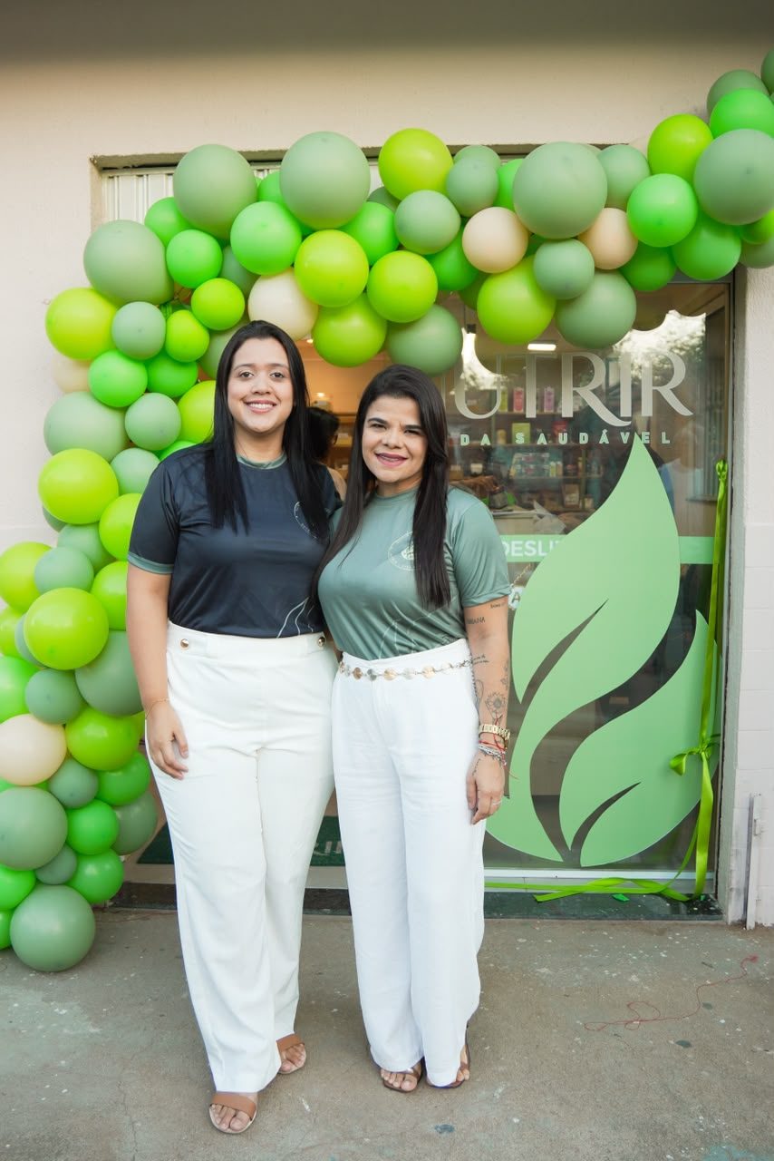 Amanda Vasconcelos e Giorggia Cardoso, sócias da Nutrir Vida Saudável, na porta da loja no dia da inauguração